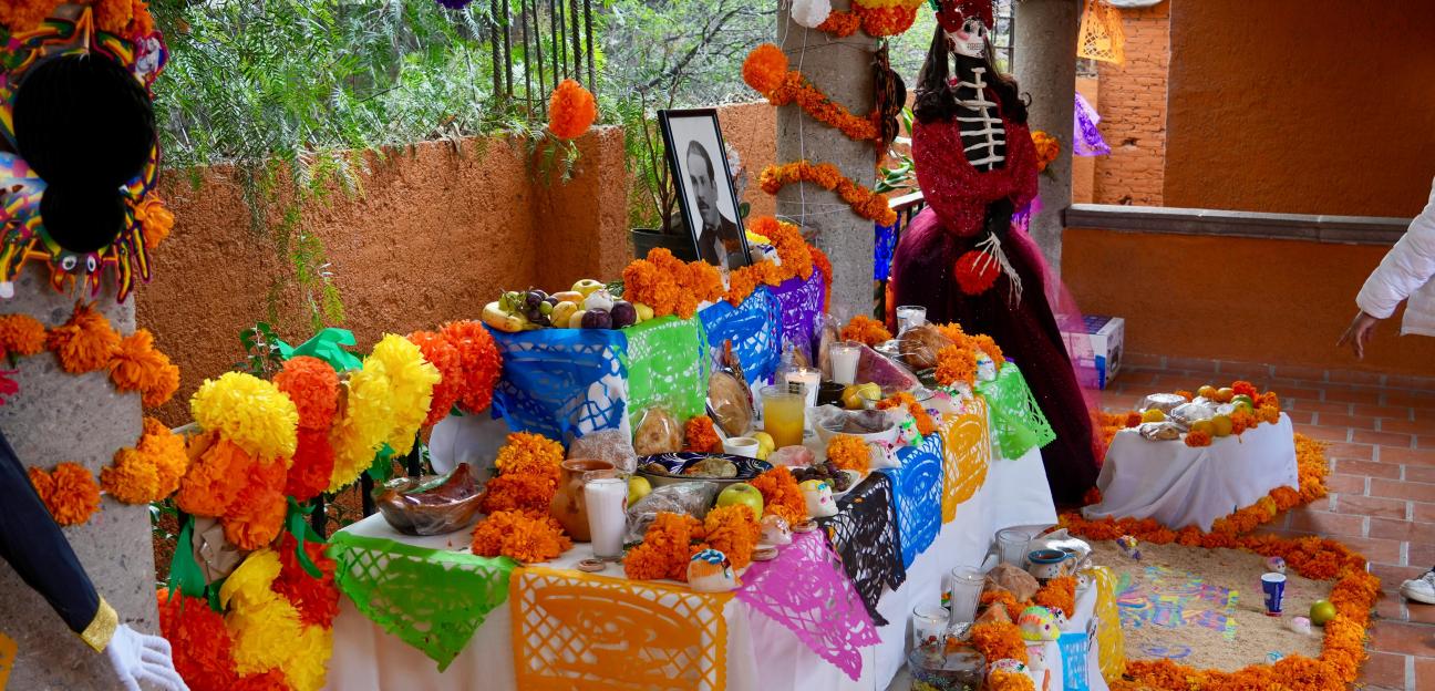 VILLA DE POZOS RECONOCE PARTICIPACIÓN DE ESTUDIANTES EN MUESTRA DE ALTARES DE MUERTOS