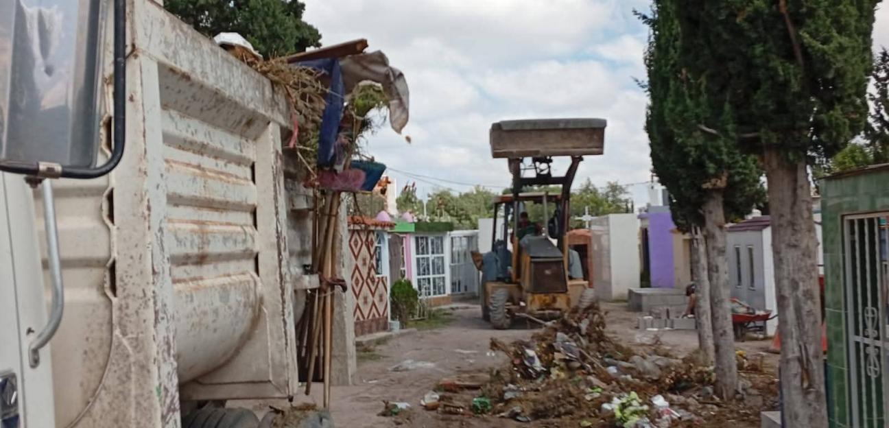REFUERZA VILLA DE POZOS OPERATIVO DE LIMPIEZA EN PANTEONES Y ESPACIOS PÚBLICOS POR DÍA DE MUERTOS