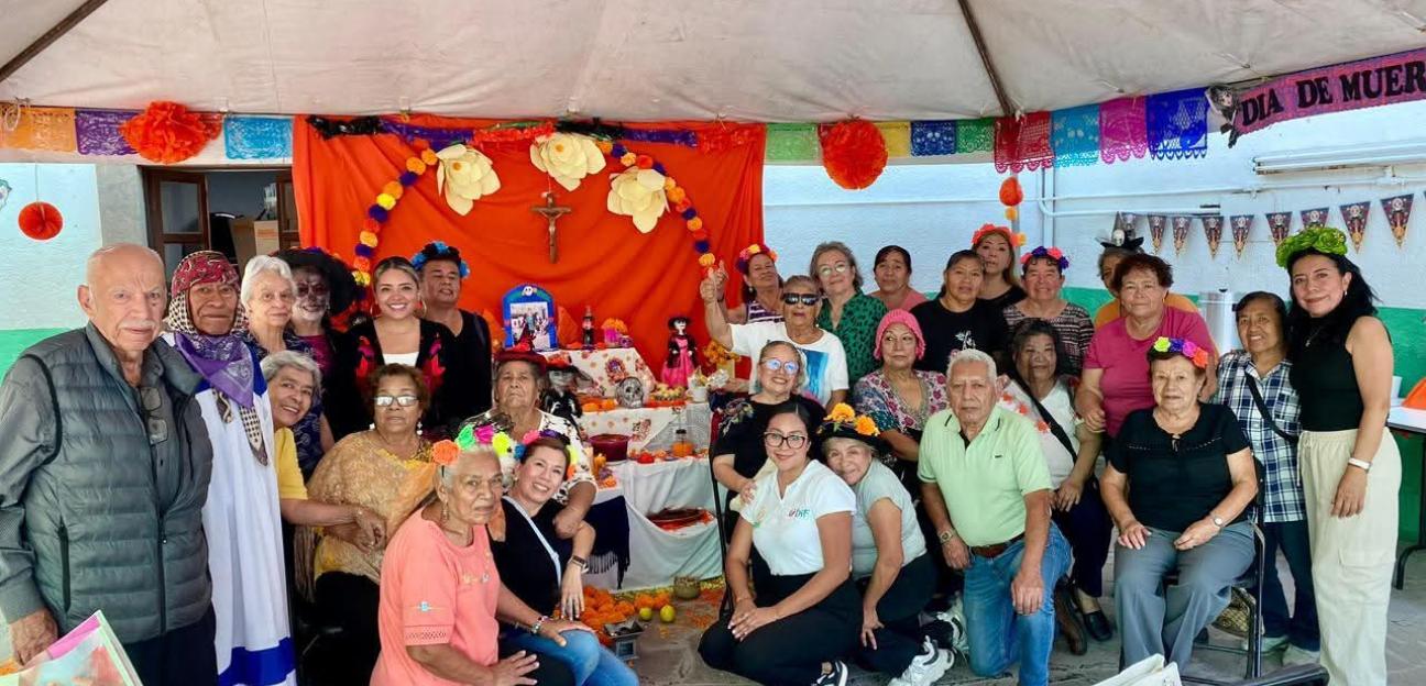 ADULTOS MAYORES DE VILLA DE POZOS CELEBRAN TRADICIONES MEXICANAS CON INSTALACIÓN DEL ALTAR DE MUERTOS
