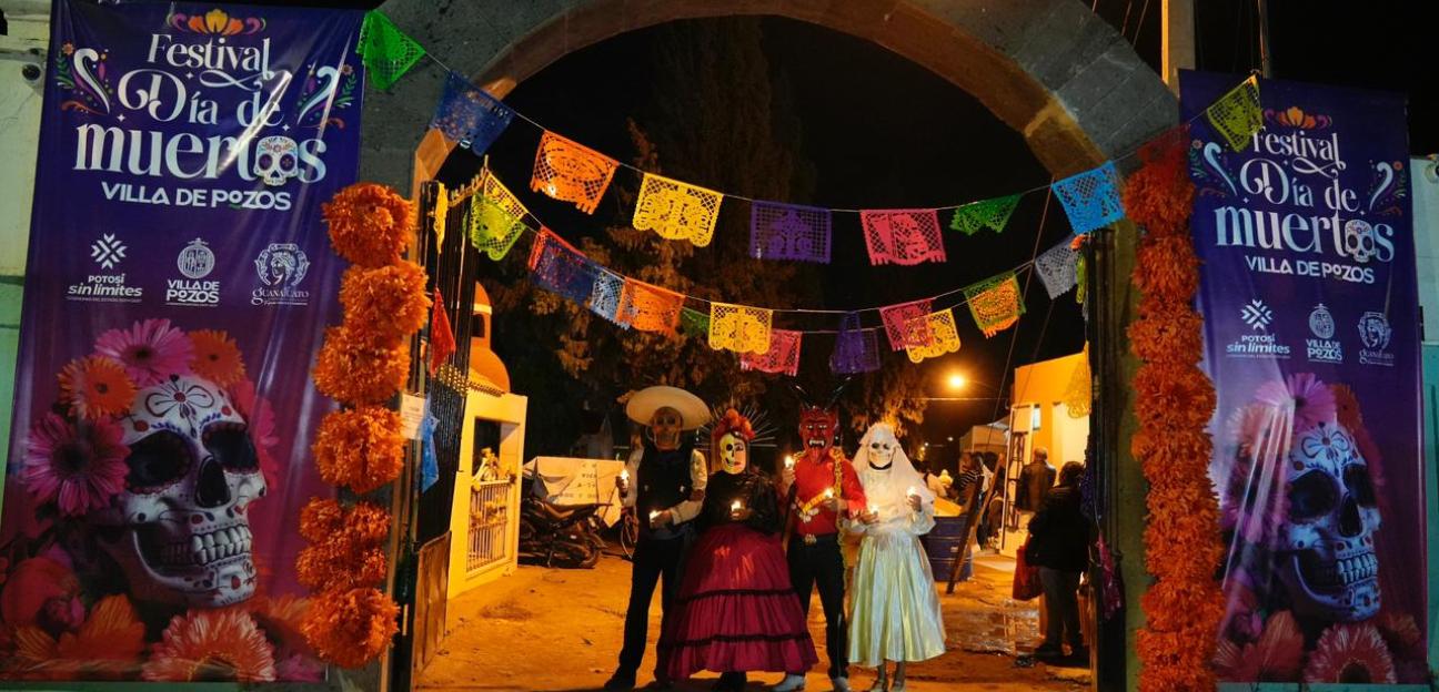 ENTRE FLORES, VELAS Y ORACIONES, VILLA DE POZOS RINDE HOMENAJE A FIELES DIFUNTOS