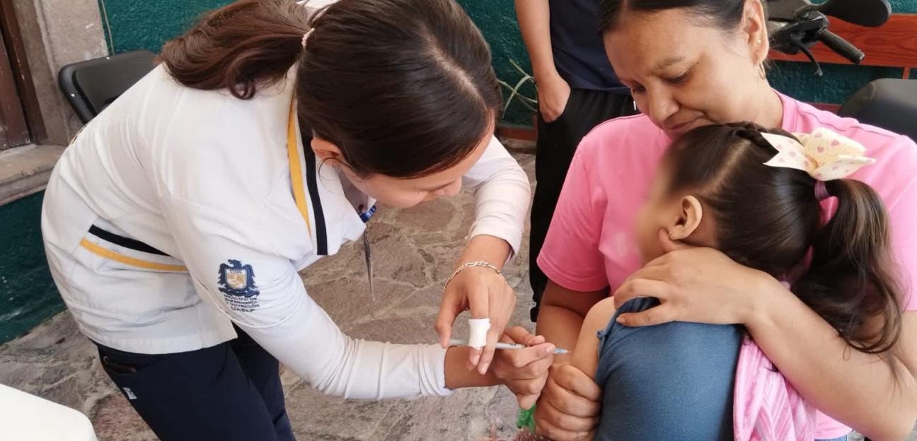 REFUERZAN SALUD PÚBLICA CON CAMPAÑA DE VACUNACIÓN EN VILLA DE POZOS