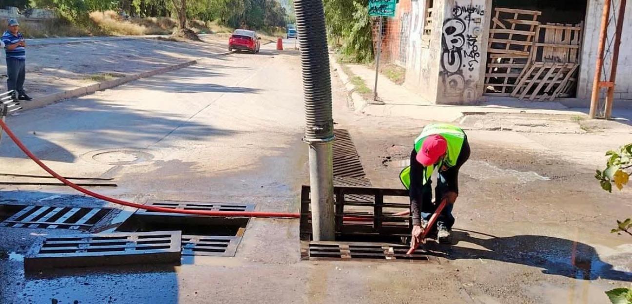 REFUERZA VILLA DE POZOS ACCIONES DE LIMPIEZA Y MEJORA EN REJILLAS PLUVIALES