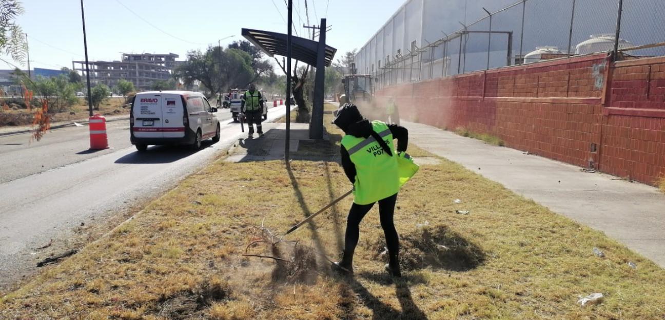VILLA DE POZOS MANTIENE LIMPIEZA PERMANENTE EN LATERALES DE LA CARRETERA 57