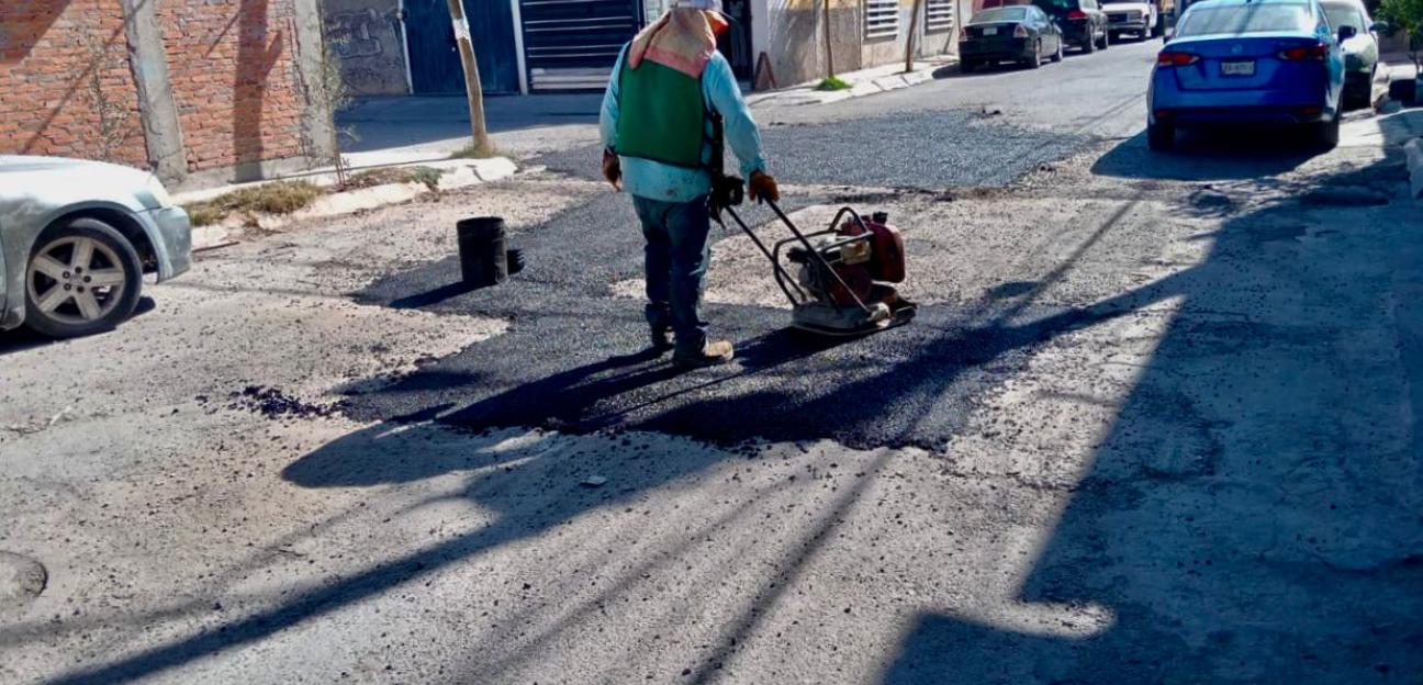 VILLA DE POZOS REFUERZA TRABAJOS DE BACHEO EN LA COLONIA RANCHO VIEJO