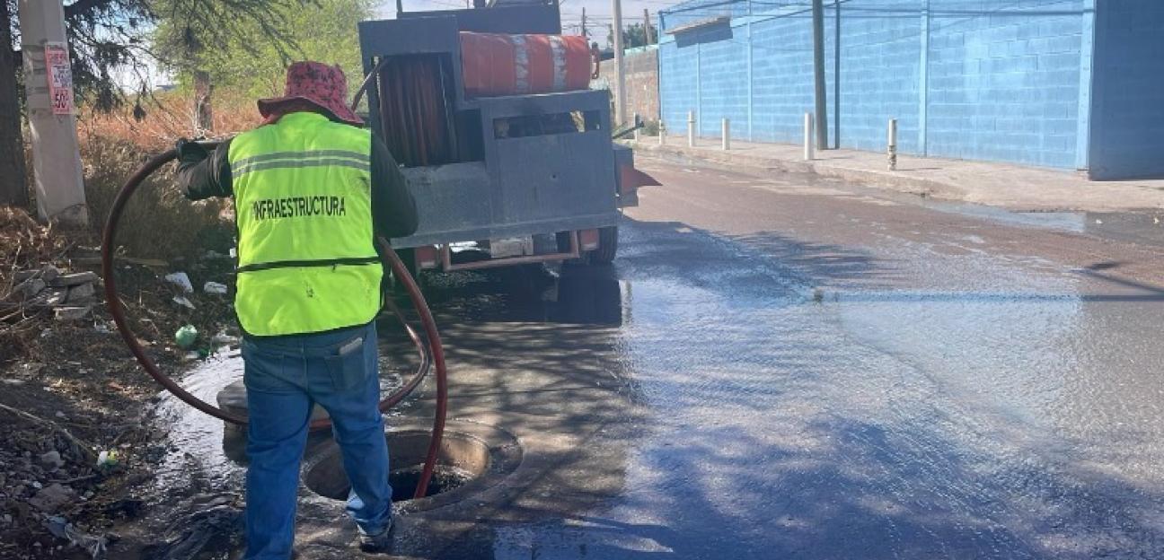 TRABAJOS DE DESAZOLVE MEJORAN SISTEMA DE DRENAJE EN VILLA DE POZOS