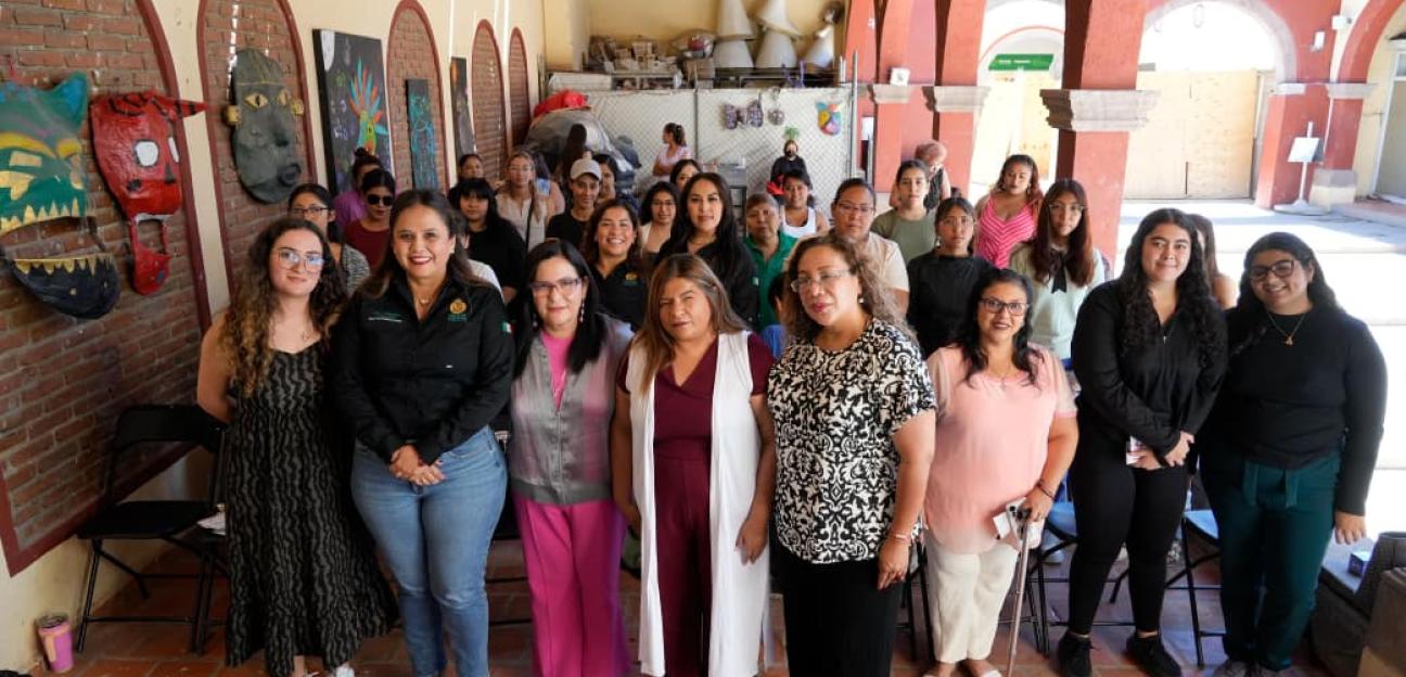 PATY ARADILLAS ENTREGAN KITS DE SALUD MENSTRUAL