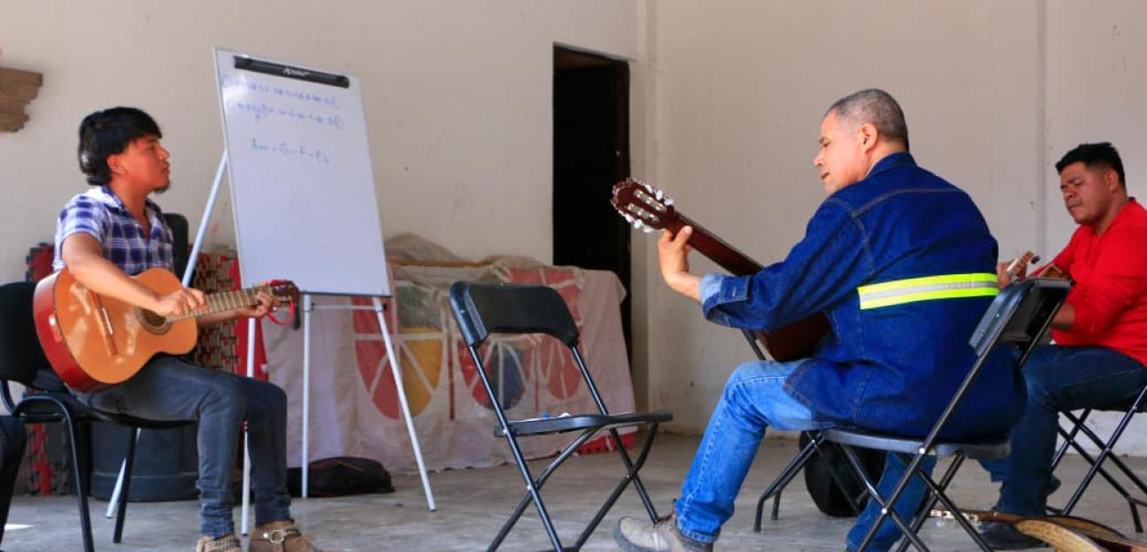 VILLA DE POZOS IMPULSA EL TALENTO MUSICAL CON TALLER DE GUITARRA ACÚSTICA