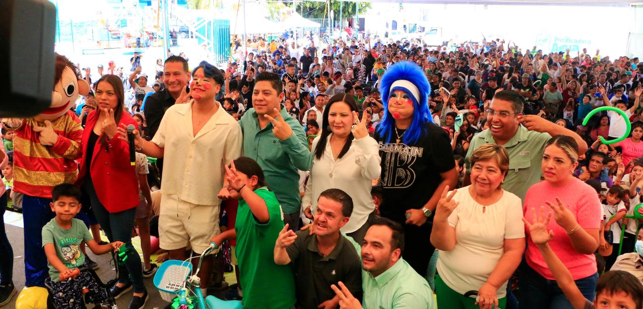 RICARDO GALLARDO Y PATY ARADILLAS FESTEJAN A NIÑOS Y NIÑAS DE LA ZONA URBANA