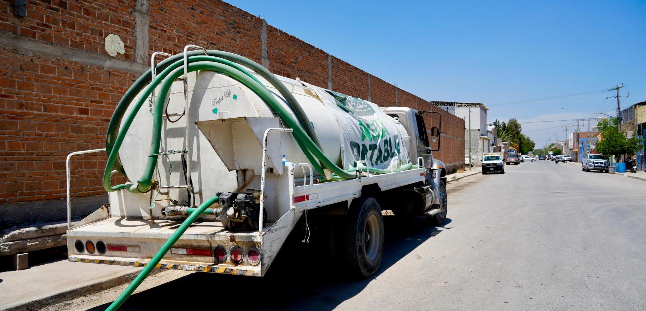 REFUERZA VILLA DE POZOS ABASTO DE AGUA EN ESCUELAS