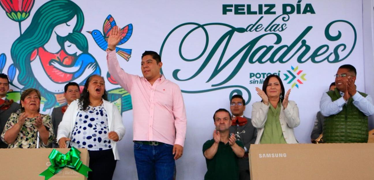 PATY ARADILLAS Y RICARDO GALLARDO CELEBRAN A LAS MAMÁS DE VILLA DE POZOS
