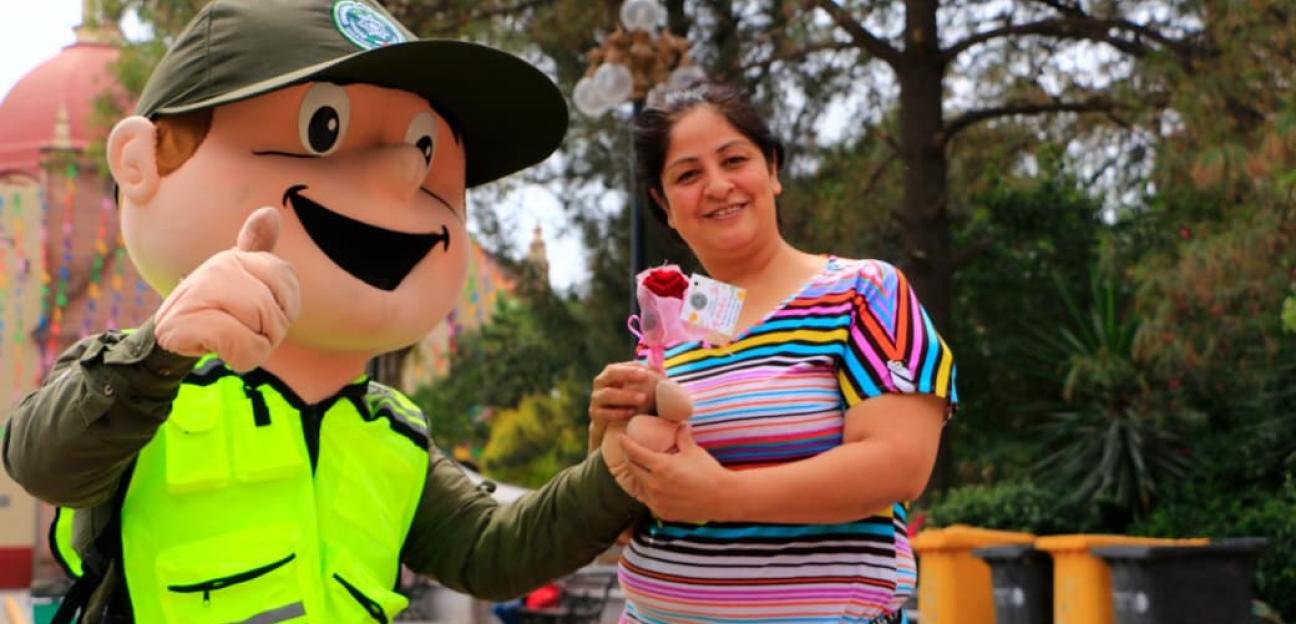 GUARDIA CIVIL MUNICIPAL RECONOCE A LAS MADRES POCEÑAS CON ENTREGA DE ROSAS