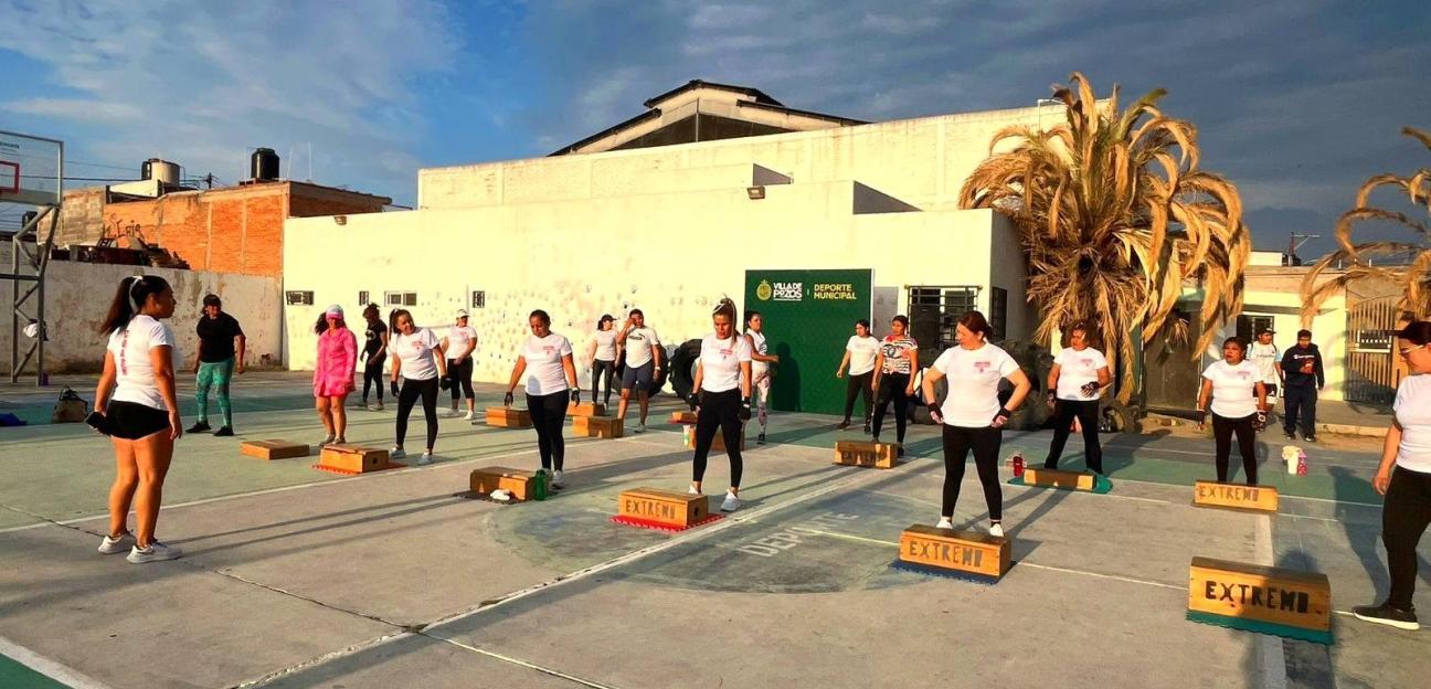 MAMÁS DISFRUTARON DE JORNADA DE ACTIVACIÓN FISICA EN VILLA DE POZOS