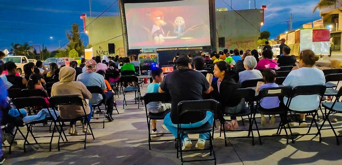 CINE AL AIRE LIBRE REÚNE A FAMILIAS EN CIUDAD SATÉLITE