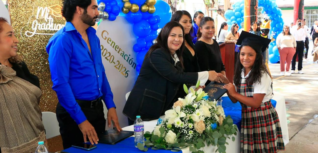 PATY ARADILLAS IMPULSA EL RECONOCIMIENTO AL ESFUERZO ESTUDIANTIL