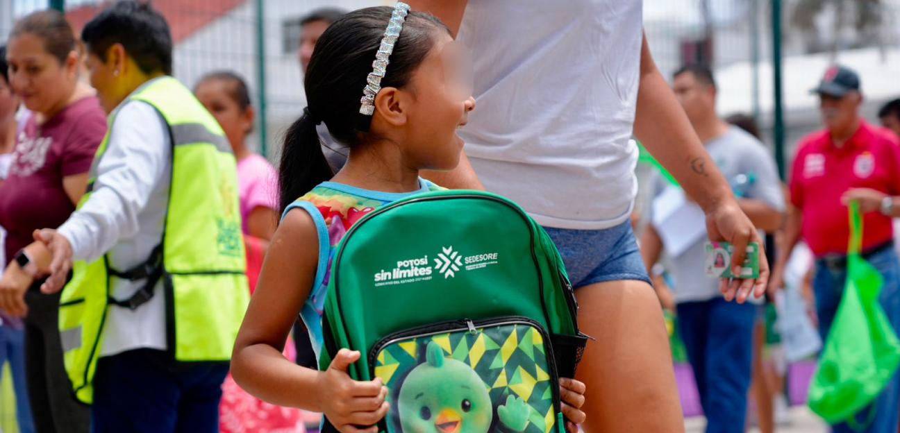 HABITANTES DE LAS ÁGUILAS AGREDACEN LA ENTREGA DE ÚTILES ESCOLARES.