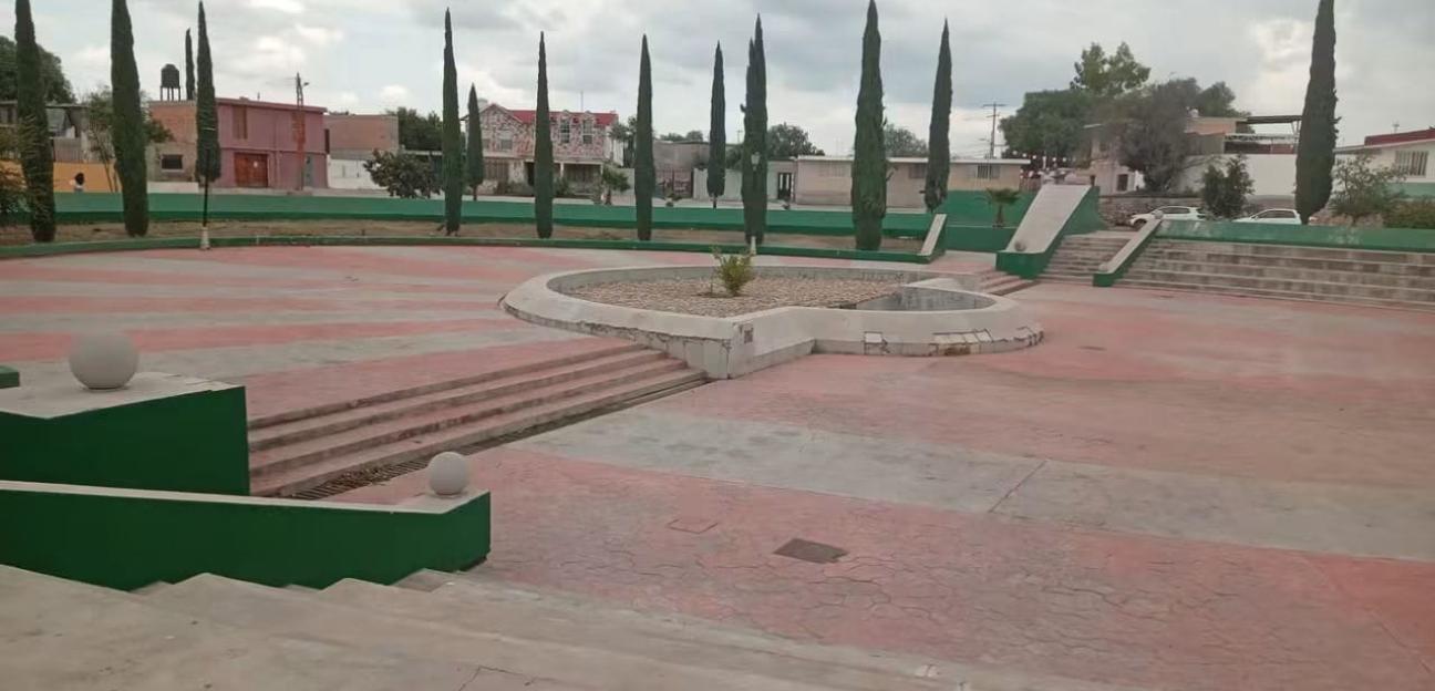 SE MANTIENE EL ASEO DE LAS PLAZAS DE VILLA DE POZOS