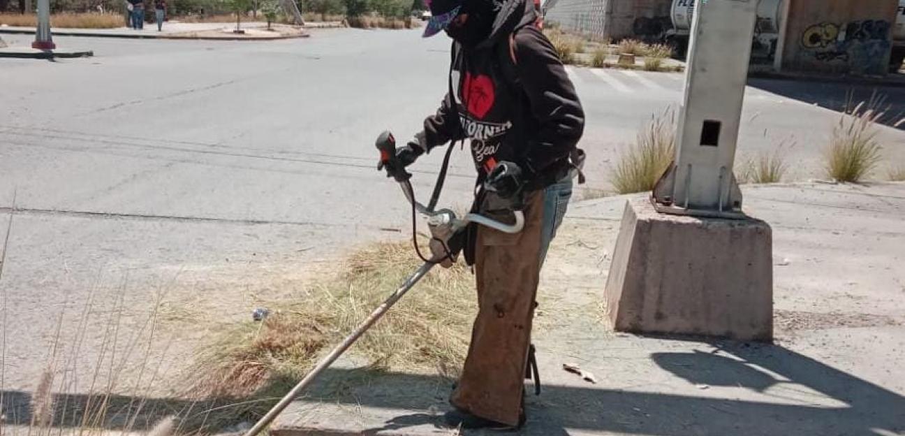 VILLA DE POZOS REFUERZA LIMPIEZA INTEGRAL DE LA CARRETERA 57
